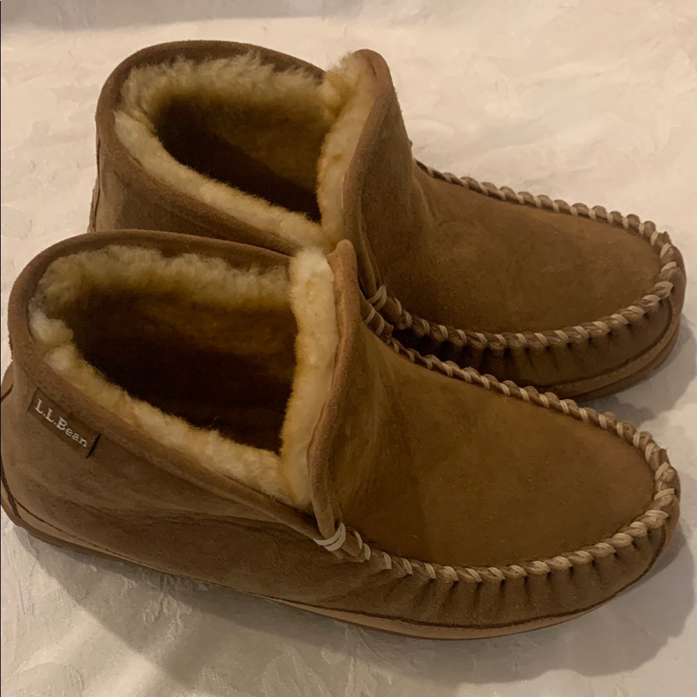 L.L. Bean Women’s Brown Moccasin Slippers
Shearling lined like new condition